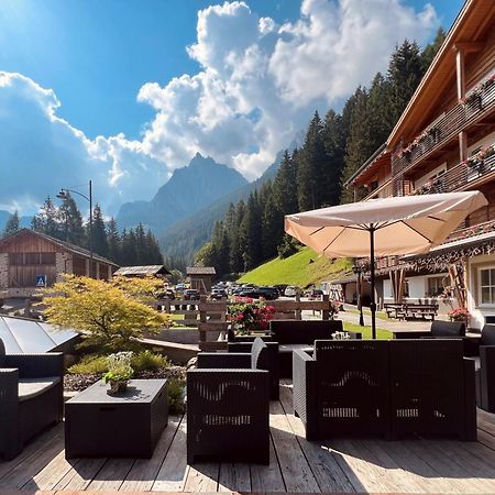 Hotel Valacia Pozza di Fassa Exterior photo