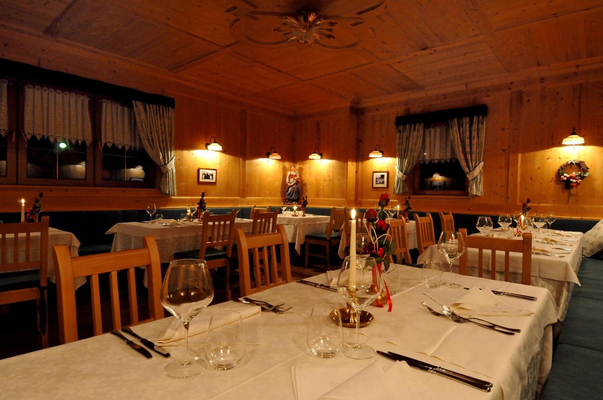 Hotel Valacia Pozza di Fassa Exterior photo