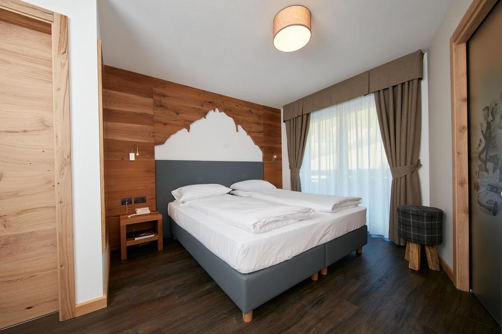 Hotel Valacia Pozza di Fassa Exterior photo