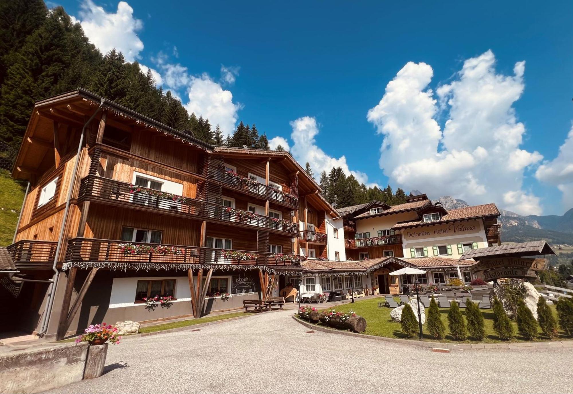 Hotel Valacia Pozza di Fassa Exterior photo