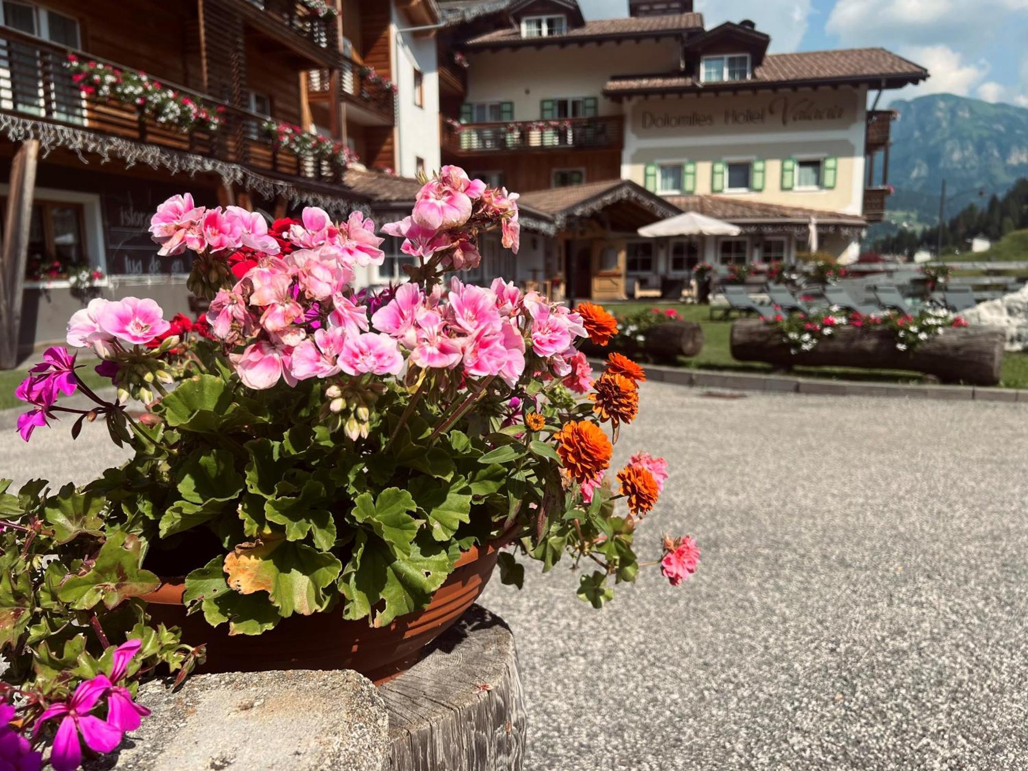 Hotel Valacia Pozza di Fassa Exterior photo