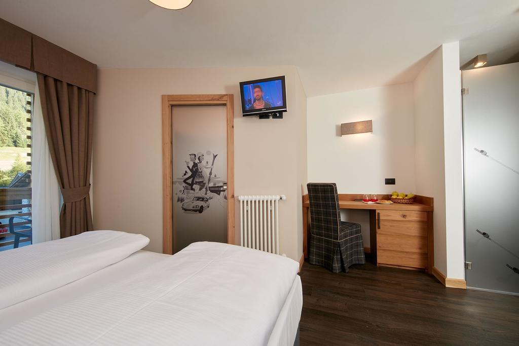 Hotel Valacia Pozza di Fassa Exterior photo