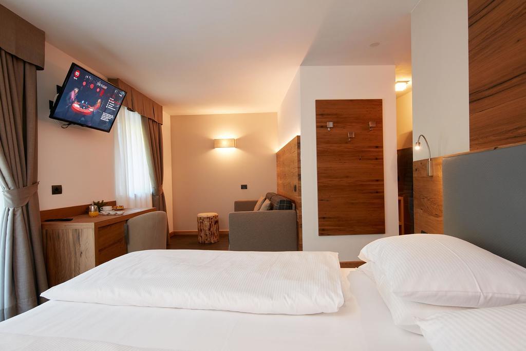 Hotel Valacia Pozza di Fassa Exterior photo