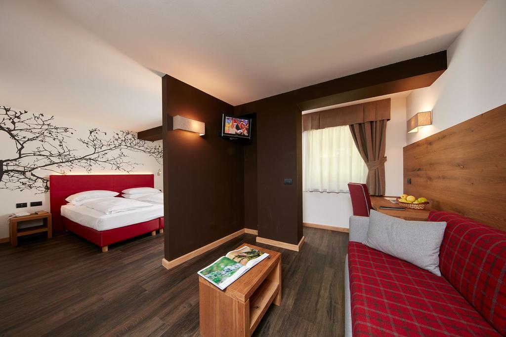 Hotel Valacia Pozza di Fassa Room photo