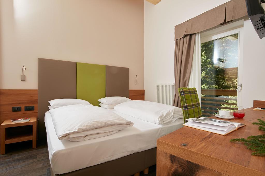 Hotel Valacia Pozza di Fassa Exterior photo