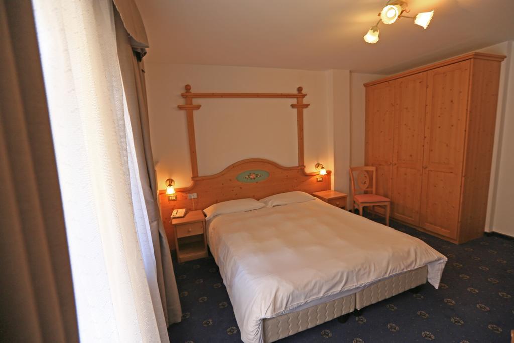 Hotel Valacia Pozza di Fassa Exterior photo
