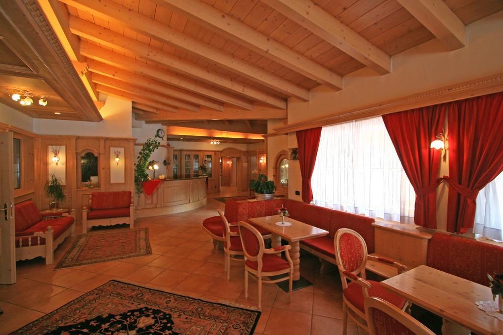Hotel Valacia Pozza di Fassa Exterior photo